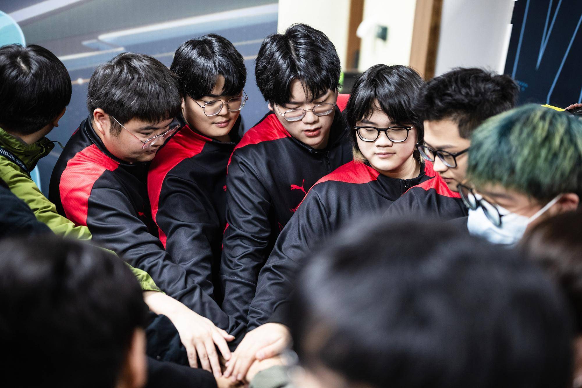 LGD横扫FLY,Peanut打出惊人五杀鏖战多局成都决赛之夜,技惊四座 LGD横扫FLY,Peanut打出惊人五杀鏖战多局成都决赛之夜,技惊四座