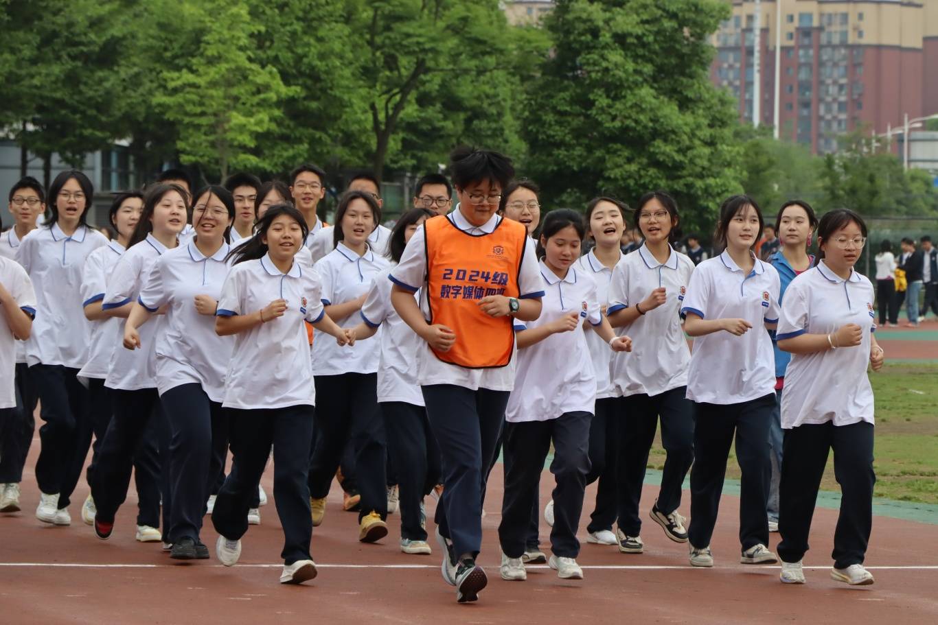 HKA险胜CLG，Caps开启传奇时刻强强对话成都决赛之夜，点燃全场激情