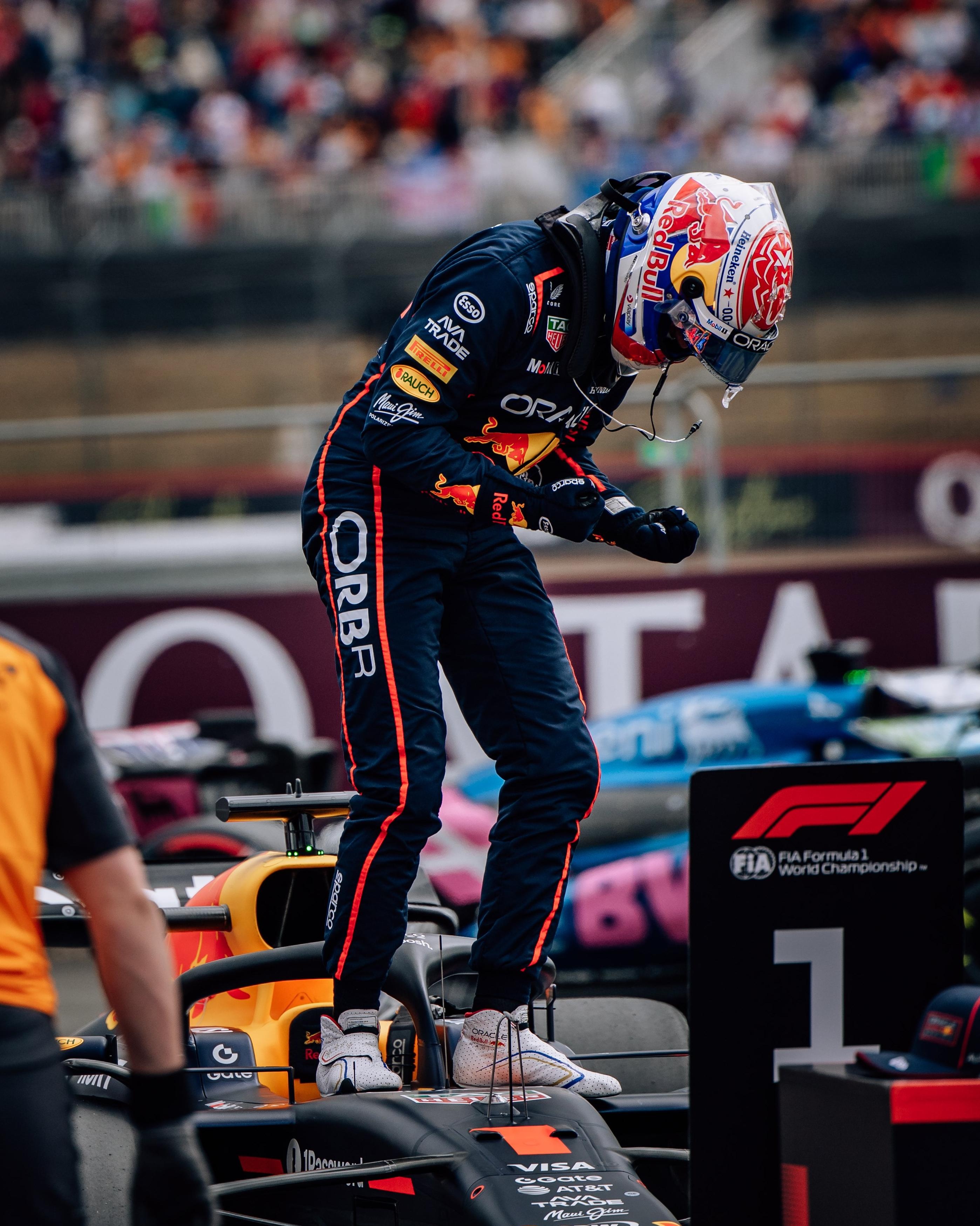 包含阿斯顿马丁轻取红牛车队，塞恩斯高光表现的词条