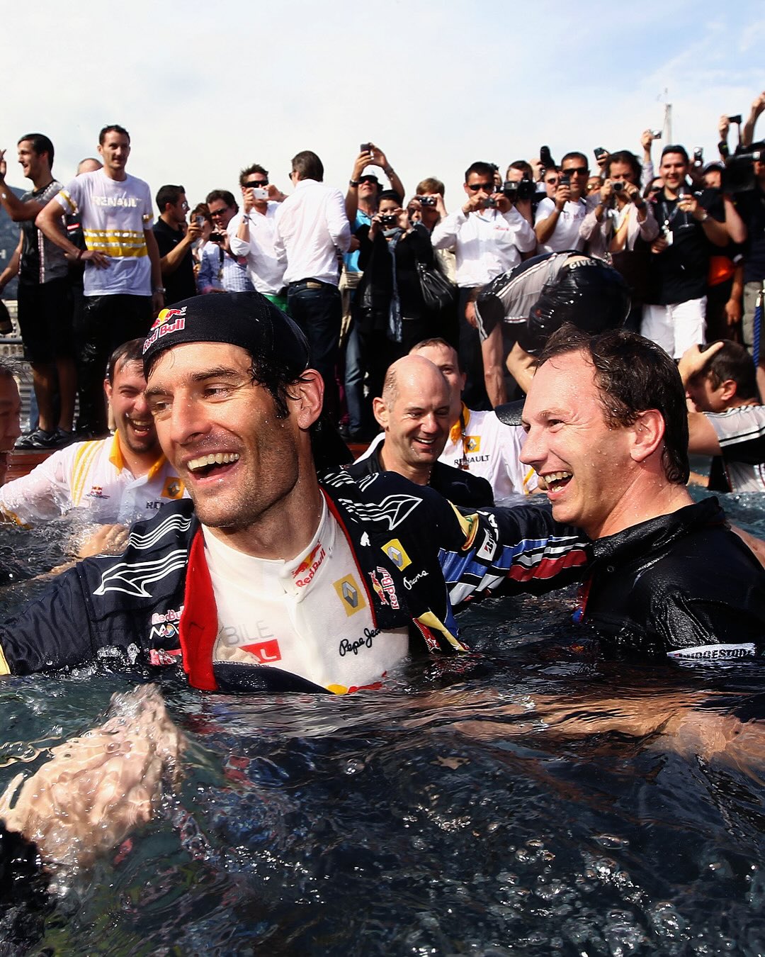 雷诺车队轻取红牛车队，塞恩斯带队取胜