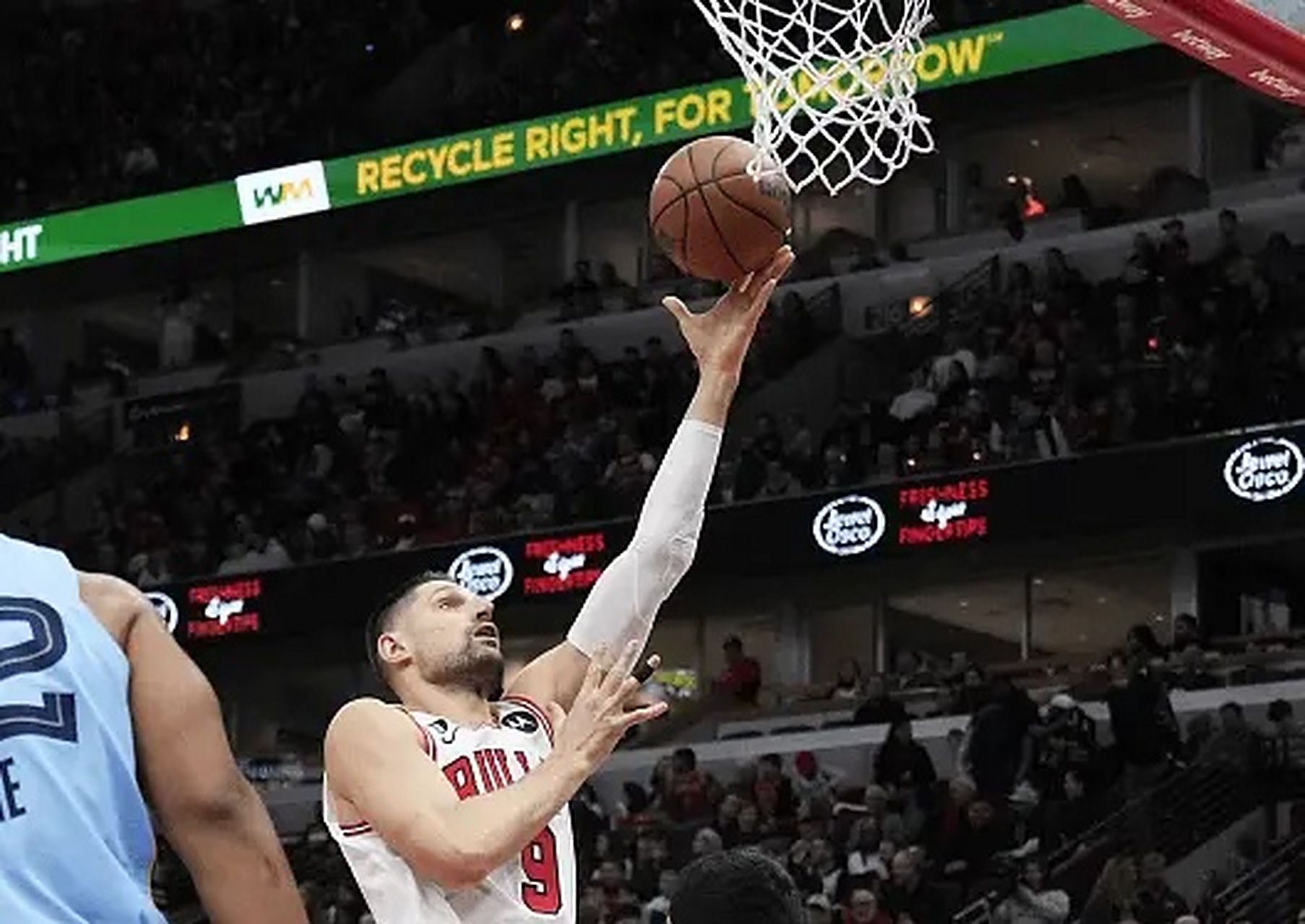 上海队翻盘灰熊，拉文带队取胜