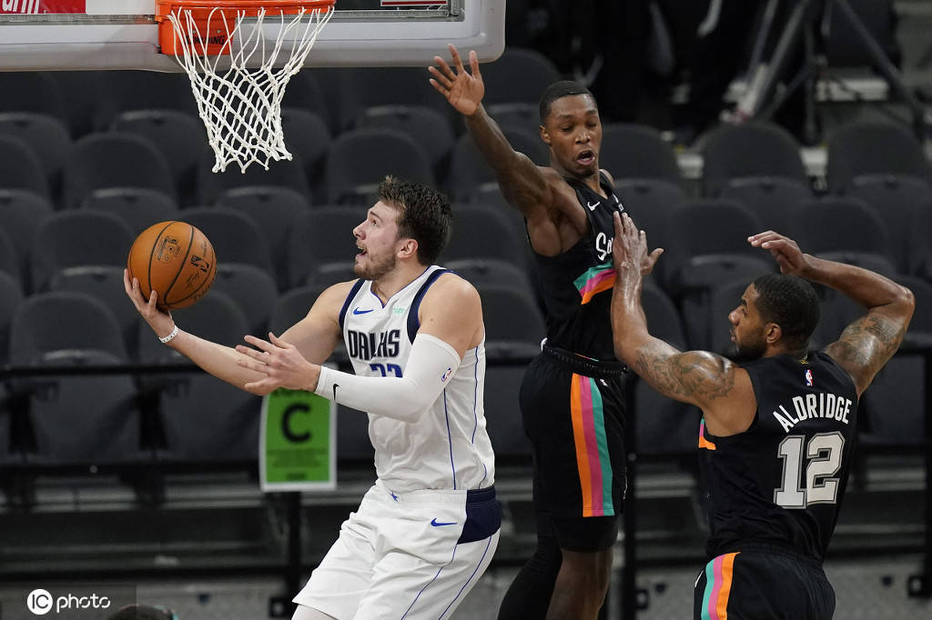 马刺险胜青岛队，布伦森带队取胜